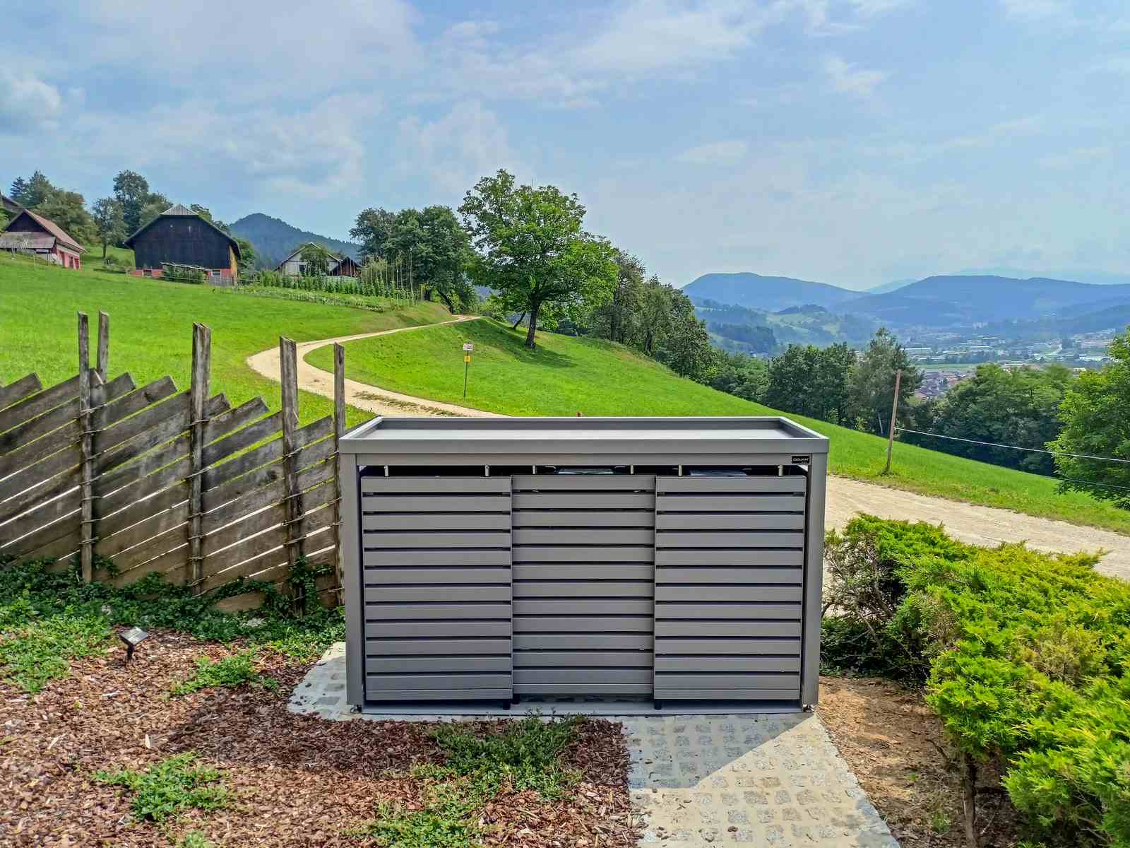 Obudowy do śmietników – Dlaczego warto je stosować?