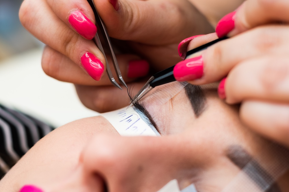 Stylizacja rzęs – jak podkreślić spojrzenie i zadbać o dłonie